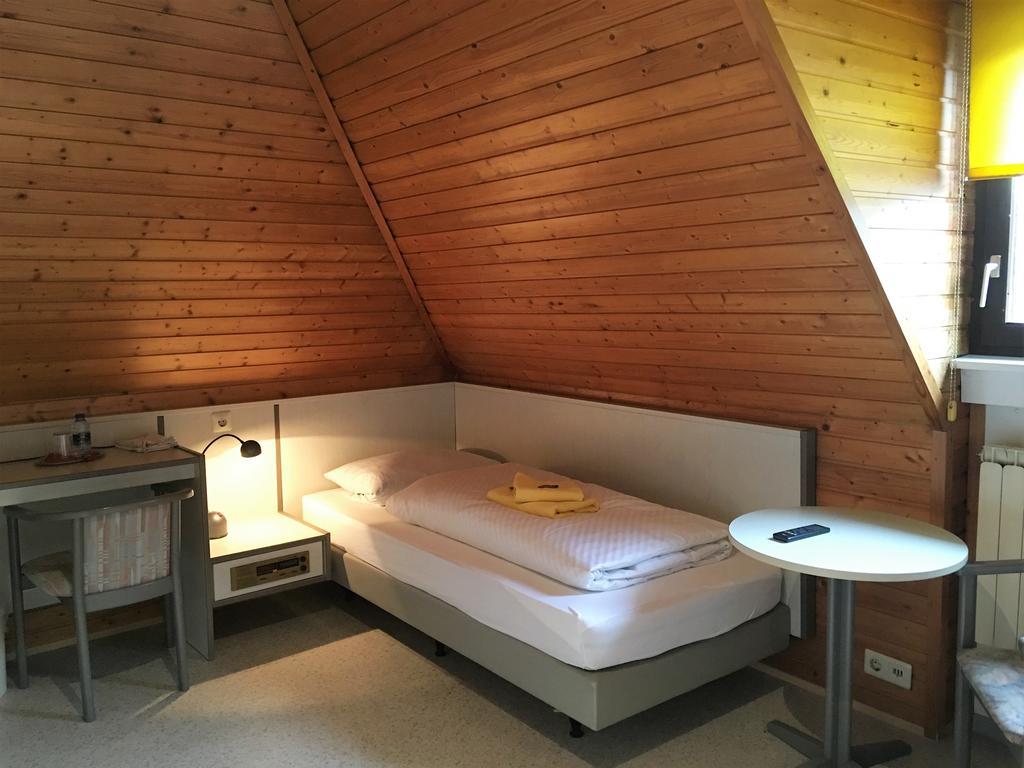 Gaestehaus An Der Rheinbruecke Altlussheim Экстерьер фото